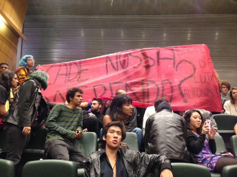 Estudantes secundaristas durante sessão plenária na Alesp