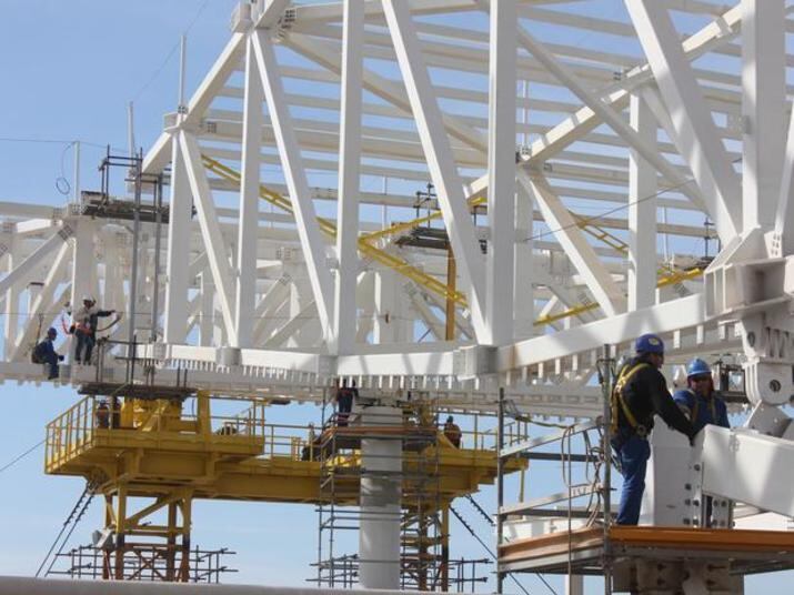 O último grande avanço na obra foi a instalação do quinto módulo metálico da
cobertura da arquibancada sul. Segundo a construtora Odebretch, a peça pesa 312 toneladas
e é o quinto elemento de um conjunto de sete módulos que vão formar um vão livre
de 170 metros.
