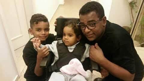 Luiz Carlos com Izadora e um segundo filho de Renata em foto tirada em 2017