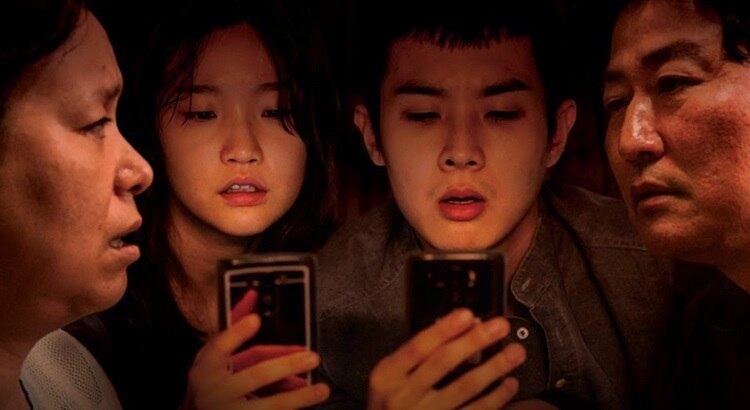 Parasita: ganhador do Oscar, a obra faz uma reflexão sobre a desigualdade social e o
limite de ação de cada um em busca dos seus interesses. Também merece destaque
por misturar cenas explícitas e outras mais sutis que destacam as diferenças entre famílias