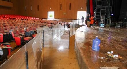 Teatro municipal de Caieiras ficou inundado após as chuvas