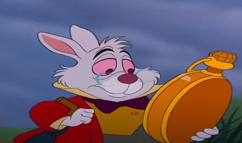 Cena importante número 2: O coelho porta um relógio e reclama que esta atrasado para o encontro. Alice persegue o coelho até um buraco no chão. Alice cai no buraco e desce terra adentro.
