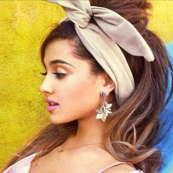 05. Ariana Grande-Butera, de 20 anos, é uma atriz, cantora e compositora estadunidense. Como atriz, é conhecida pelo papel de Cat Valentine nas séries Victorious e Sam & Cat, ambas da Nickelodeon. Esta foto recebeu 8,393,735 curtidas

