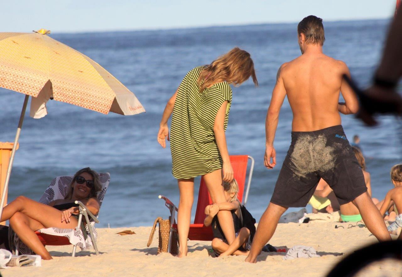 O casal Fernanda Lima e Rodrigo Hilbert tirou o sábado (25) para curtir a
praia do Leblon com os filhos, os gêmeos João e Francisco. Apaixonados,
Fernanda e Rodrigo trocaram beijos, paparicaram os filhos, mergulharam
no mar e ainda praticaram esportes