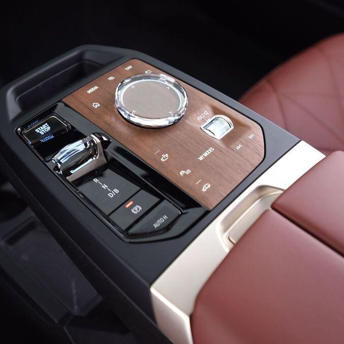 Modelo tem botões feitos de cristal