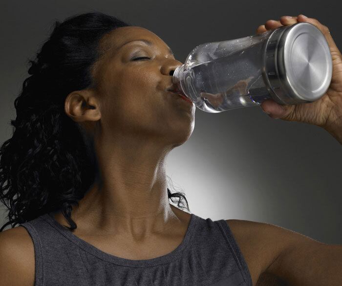 Tome bastante água. Para você ter certeza de que está bebendo a quantidade suficiente, tome o dobro do que está acostumado. Por exemplo: se você bebe quatro copos de água por dia, tome oito em dias secos. xxxx