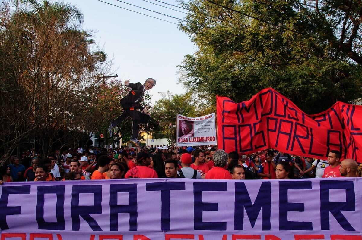 A Polícia Militar chegou a montar um esquema de segurança para proteger a casa onde fica o escritório político do presidente em exercício, Michel Temer, no final da avenida António Batuira. Com escudos e pistolas, oito homens da força tática, um deles armado com uma espingarda, guardaram o local enquanto manifestantes passavam gritando. "Não acabou, vai acabar. Eu quero o fim da Polícia Militar".