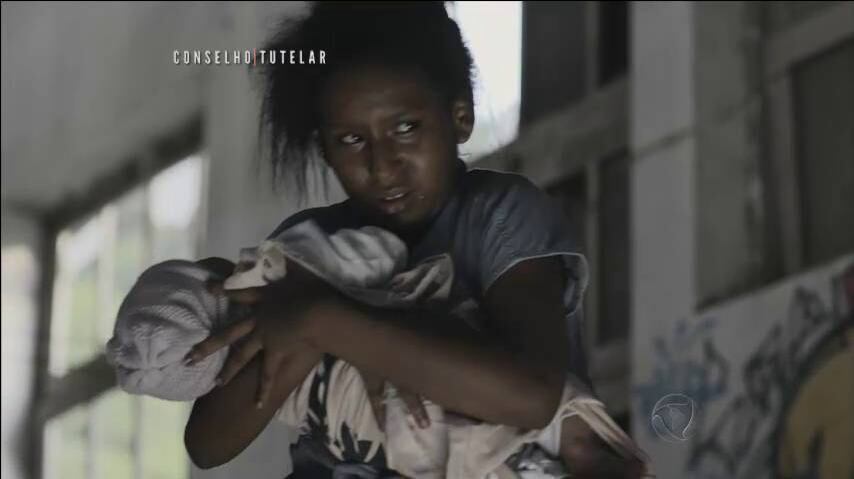 Uma das moradoras da cracolândia
ameaça se jogar do segundo andar do prédio segurando um bebê, para não ser
levada para a clínica de reabilitação

+ Assista aos melhores momentos do penúltimo capítulo de Conselho Tutelar

+ Não perca o último capítulo de Conselho Tutelar. Veja o que vai rolar!

+ Veja imagens chocantes das cenas de violência infantil exibidas em Conselho Tutelar
