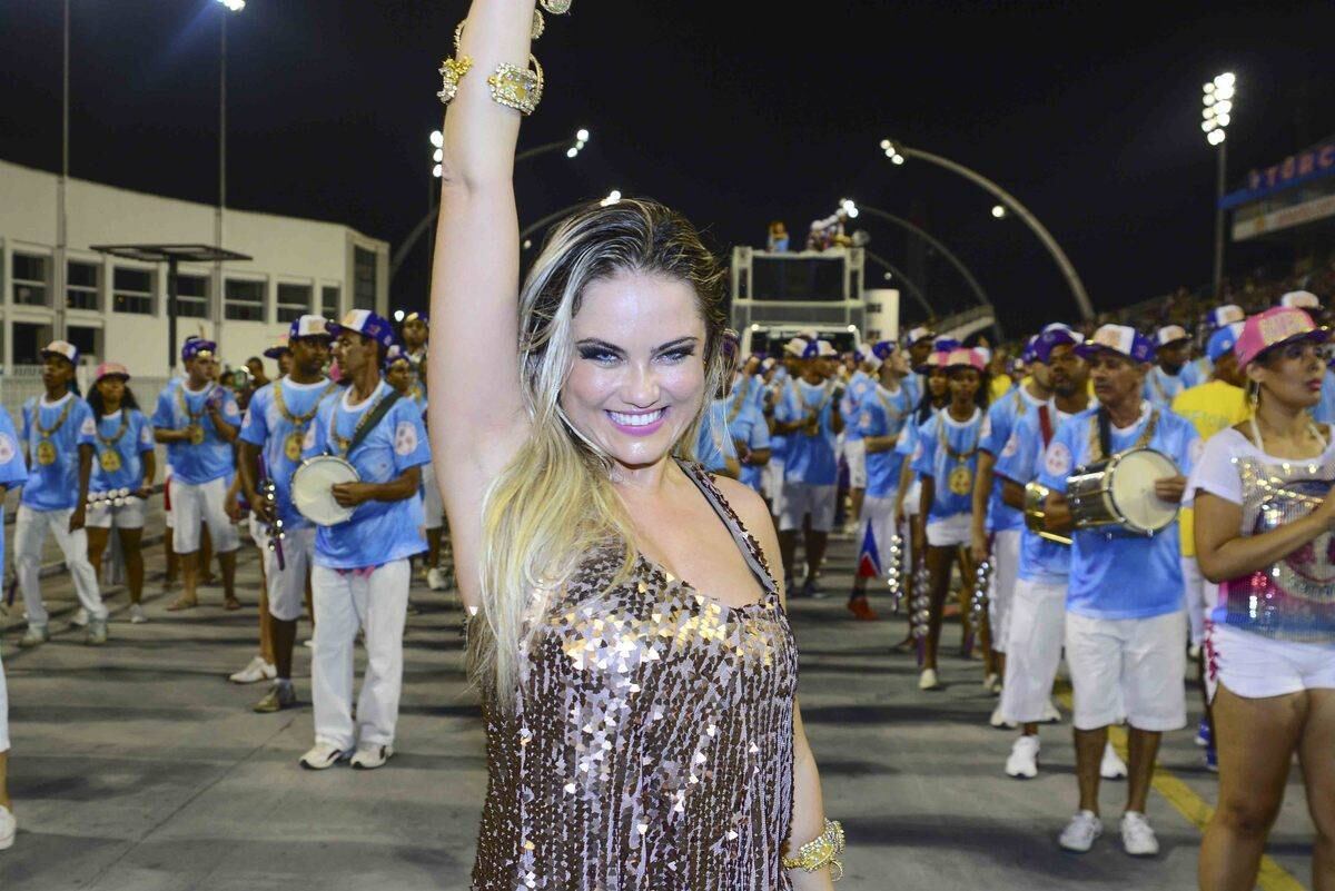 Ellen Roche desfila no ensaio técnico da Rosas de Ouro, em São Paulo