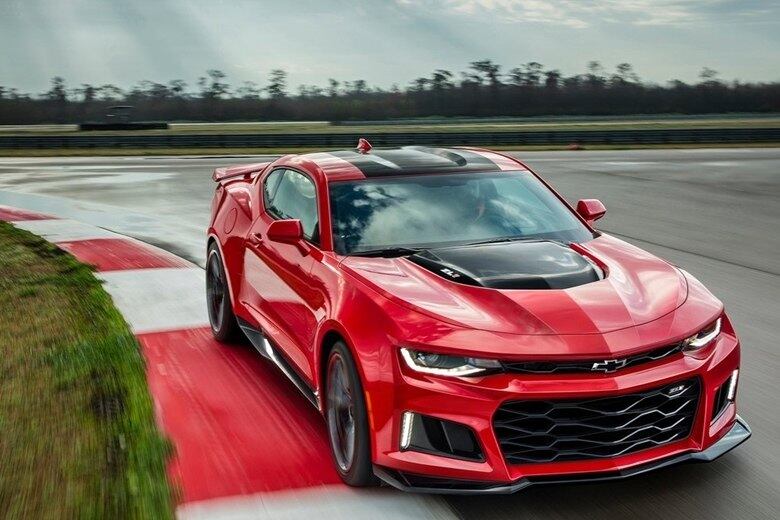 O ZL1 que cravou o recorde utilizou uma transmissão automática de dez marchas, realizado num circuito oval em Papenburg, na Alemanha. Lembrando que o cupê oferece também um câmbio manual de seis velocidades