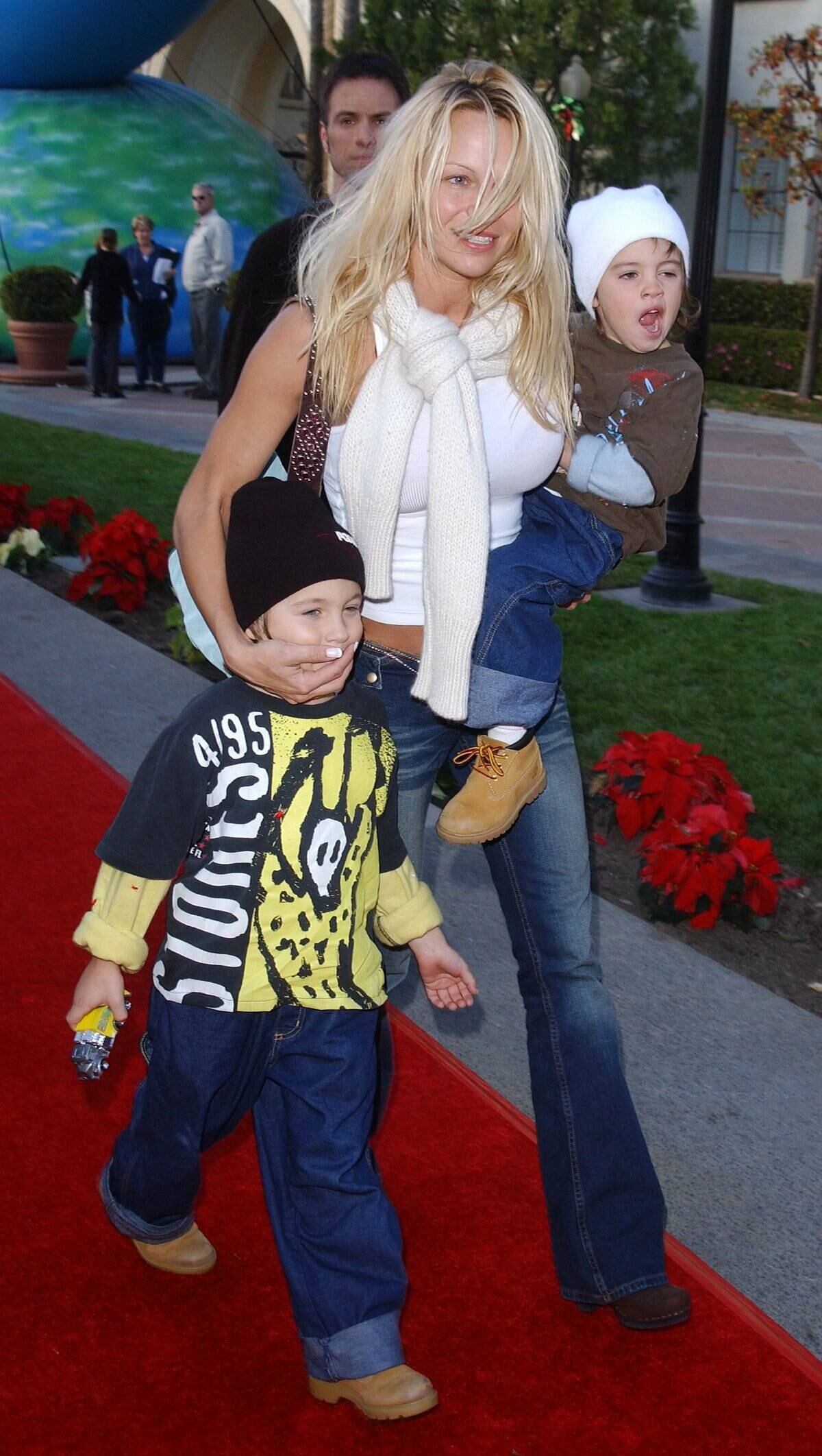 Brandon e Dylan, filhos de Pamela Anderson, nasceram em casa e na água