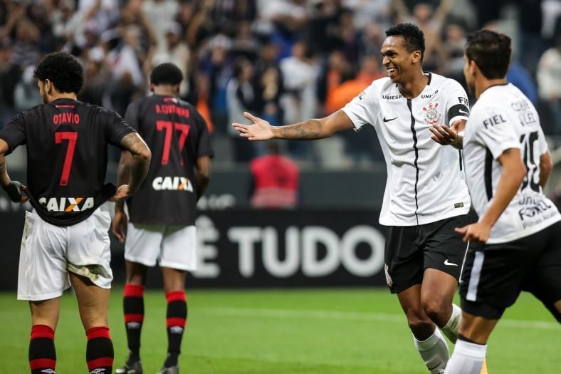 14ª rodada: Nesta rodada, o Corinthians, embalado após cinco vitórias seguidas, empatou em casa com o Furacão

Corinthians 2 x 2 Atlético Paranaense
Vasco 0 x 0 Santos
Grêmio 3 x 1 Ponte Preta
Palmeiras 4 x 2 Vitória