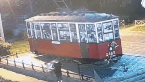 Vândalo cai de cara em barra de metal e acaba preso após depredar bonde histórico; veja vídeo