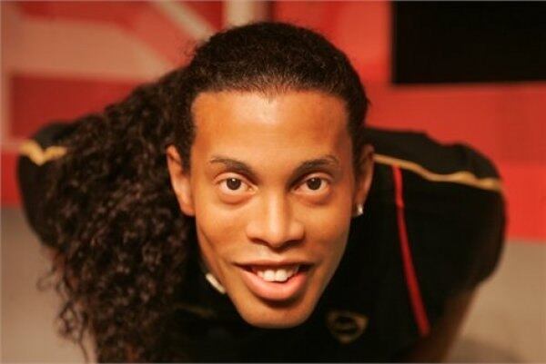 O craque Ronaldinho Gaúcho tem um das estátuas mais realistas do museu