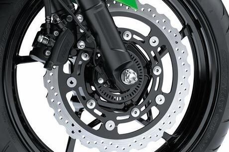 Roda igual da Z650, disco de freio igual da Z1000 com sistema ABS