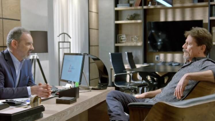 Planejou a morte da namorada do filho

Irritado com a presença de Gabriela na vida do filho, Paulo Roberto contratou Hélio para dar um fim na garota. Junto com outros homens, o capanga incendiou o Cantinho da Laje 