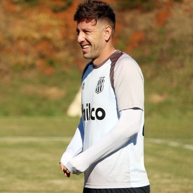 Zagueiro Fabio Sanches durante treino da Ponte Preta
