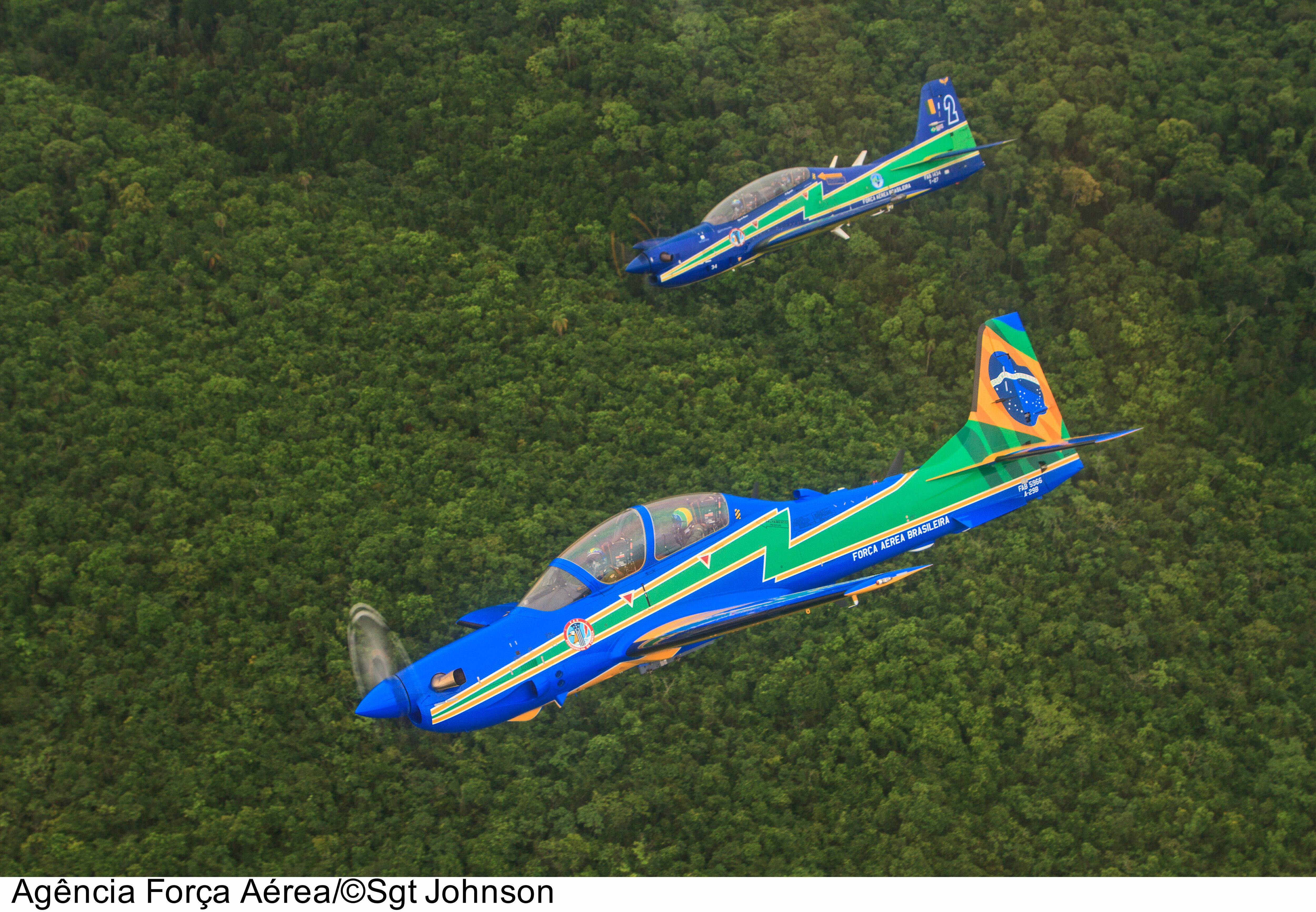 A-29 ao lado do T-27 da Esquadrilha da Fumaça