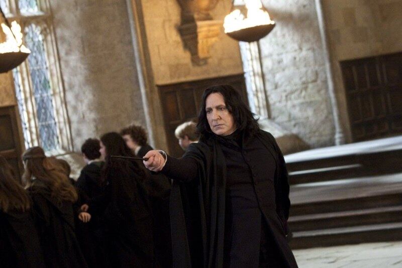 "Você o manteve vivo para que morresse no momento certo! O criou como um porco para o abate!"
O embate entre Alvo Dumbledore e Severo Snape mostrou que o professor realmente se importava com o filho de Lilian, a mulher que sempre amou
