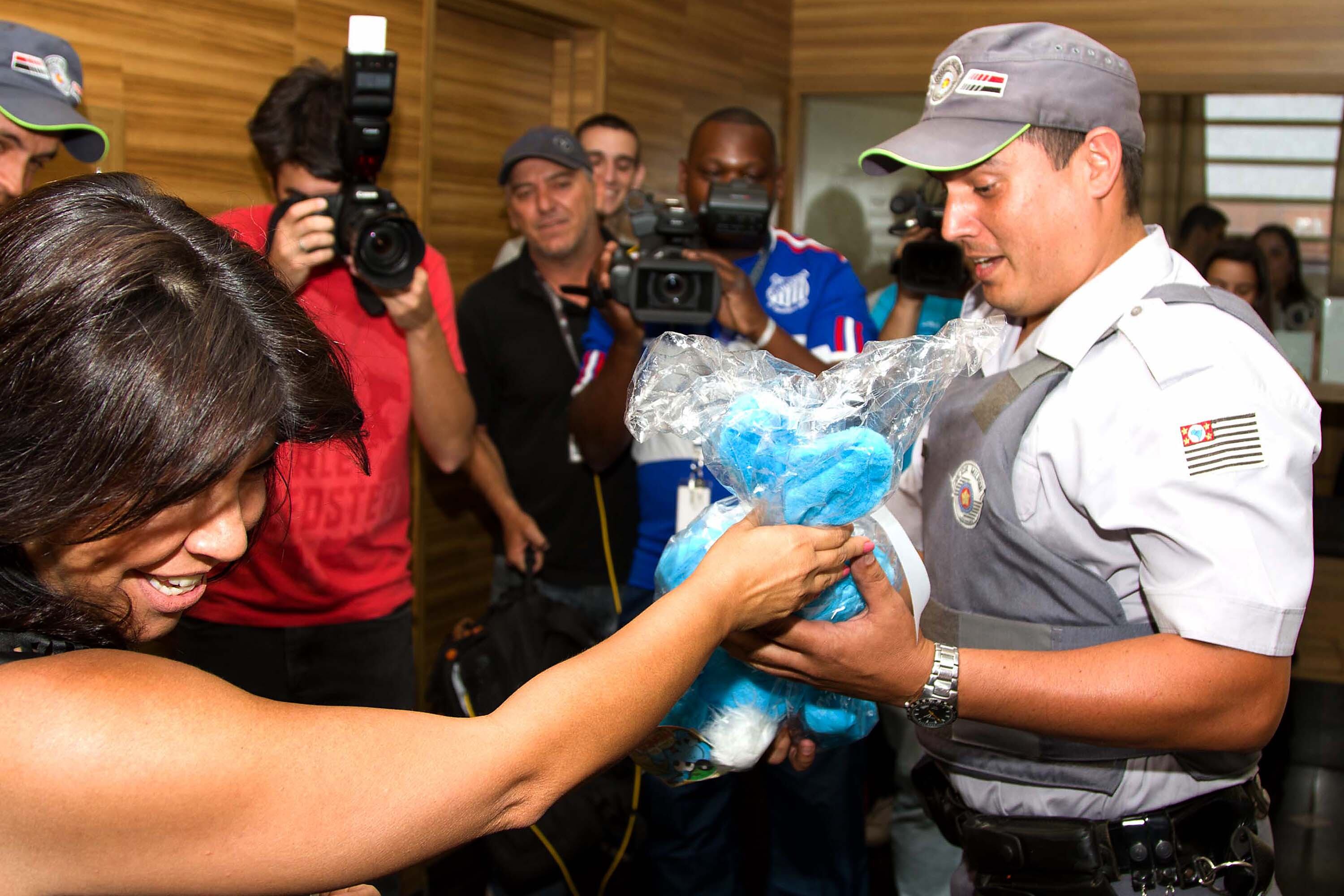Ela entregou coelho Sansão e gibis para os policiais em
agradecimento por terem achado a escultura

