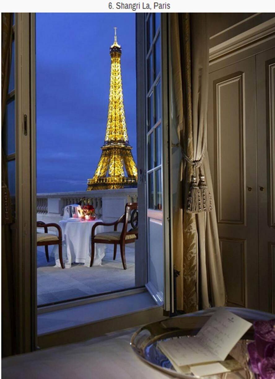 Aos pés de um dos lugares mais lindos de Paris, o hotel Shangri-La traz à memória o legado da família Bonaparte. O antigo dono, príncipe Roland, era neto de Napoleão. Os quartos possuem vista para a Torre Eiffel e o Rio Sena, no centro de Paris. 



Uma noite no Shangri-La pode custar cerca de R$ 3.500
