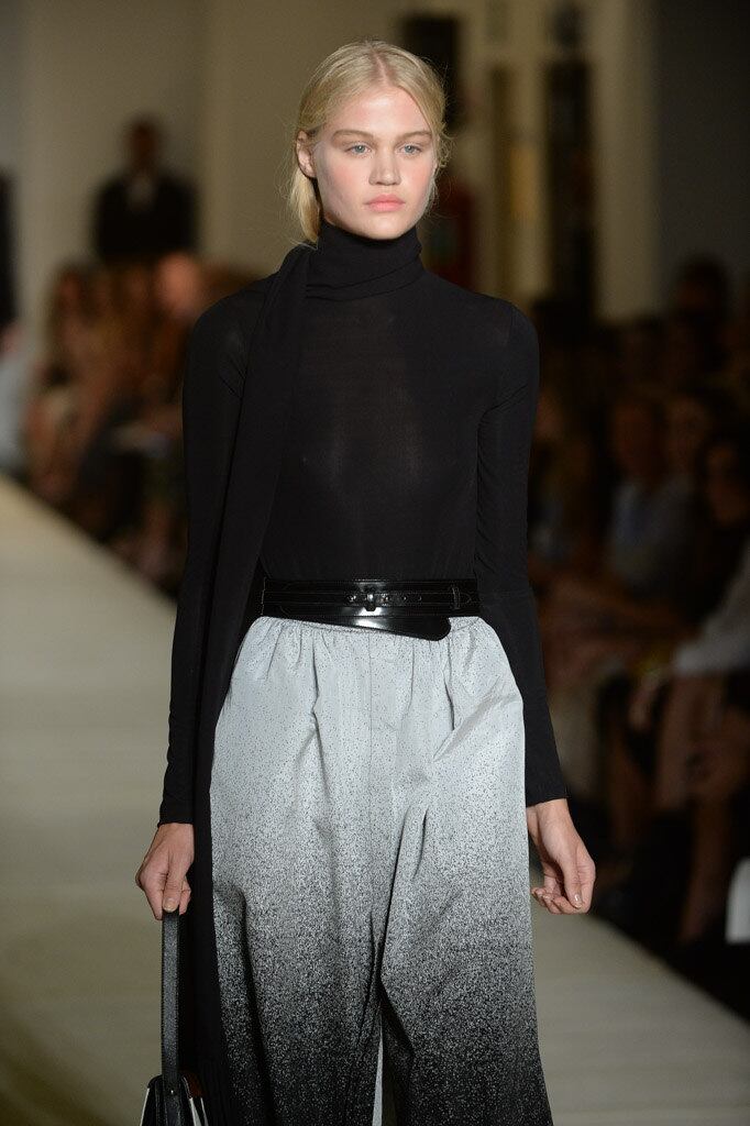 A coleção de inverno de Reinaldo Lourenço, apresentada na FAAP,
nesta terça-feira (4), usou e abusou de formas geométricas e do couro como
material principal. Os destaques ficaram por conta das franjas e das golas
altas. O pescoço recebeu atenção também por conta dos acessórios que as modelos
usaram. Paetês e estampas apareceram em segundo plano, quebrando o tom sóbrio das
criações, exibida na 38ª edição da SPFW 