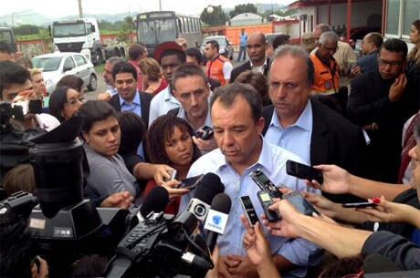 Pezão, que aparece atrás de Cabral na foto, será o novo governador