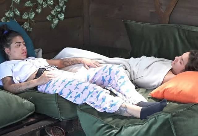 Stéfani esteve ao lado de Mirella durante boa parte do confinamento. As duas tiveram uma relação de amizade forte, mesmo sabendo que a funkeira estava presente em outro grupo, o "Bico Preto"