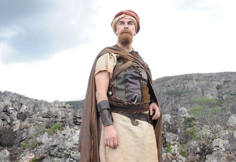 Ação

A guerra entre hebreus e filisteus é o pano de fundo dessa intrigante história. Destaque para a épica batalha entre Davi e o gigante Golias. Retratado na foto, Eliã, pai de Bate-Seba, é um dos 30 guerreiros mais valentes de Davi