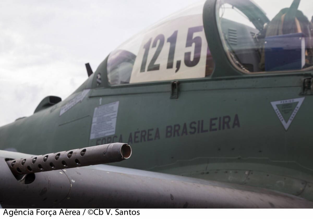 O A-29 Super Tucano é muito usado na interceptação de aeronaves clandestinas, que transportam drogas e armas, por exemplo. O avião tem 11,42m de comprimento, 3,9m de altura e 11,14m de envergadura