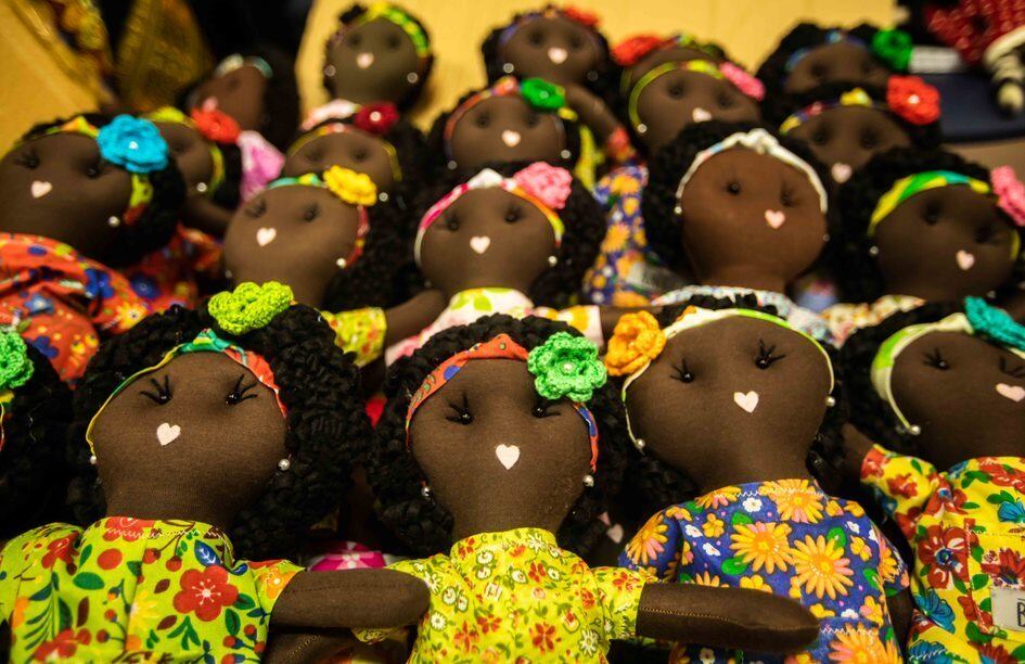 O projeto Bunekas nasceu da observação da psicóloga Michelli Bordinhon. Para a brasileira, as meninas que vivem em Guiné-Bissau não têm acesso a brinquedos, nem oportunidade de brincar. Sofrem também com a violência e abuso