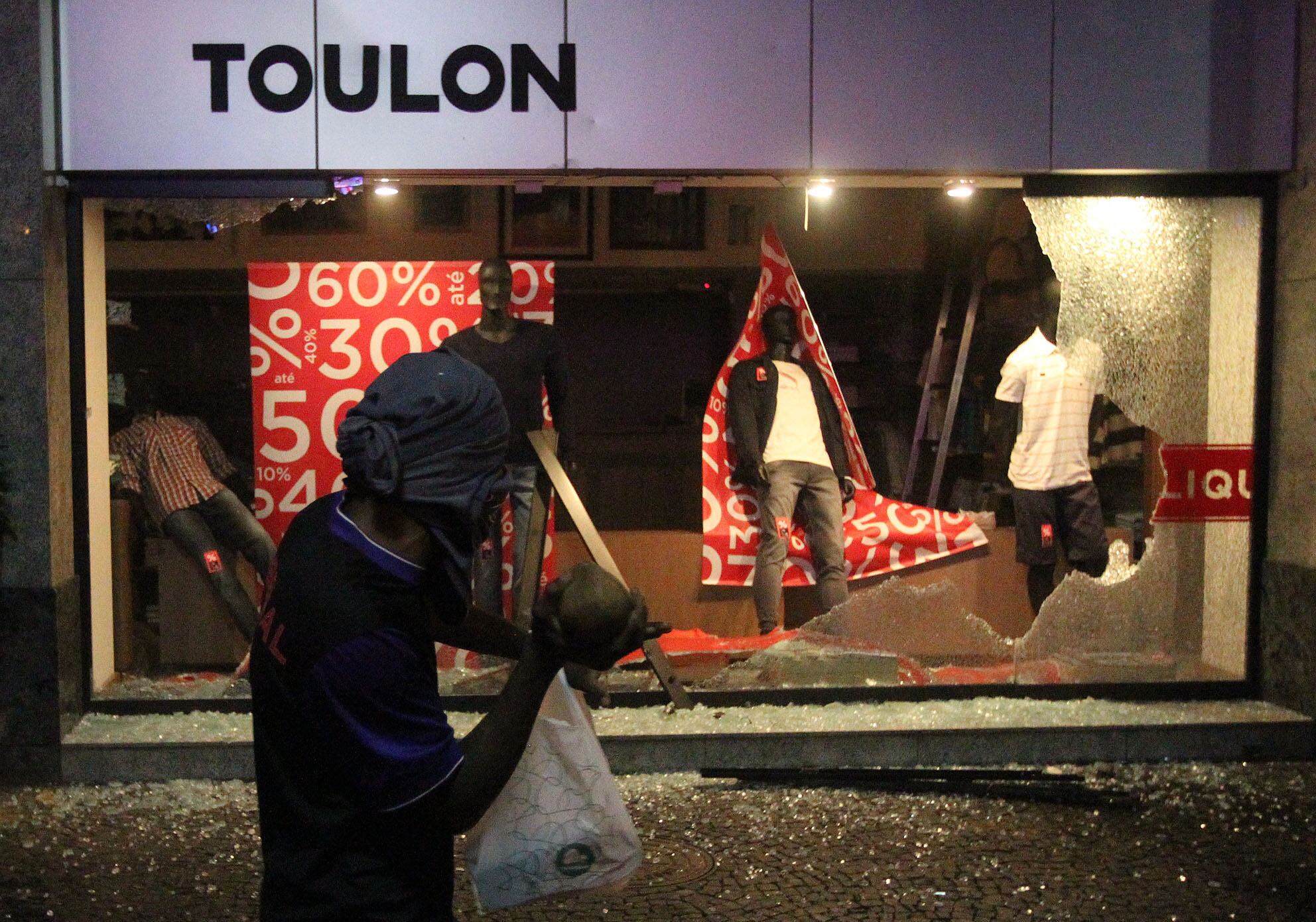 Terminou em confronto e quebra-quebra, no final da noite desta quarta-feira (17), mais uma manifestação na avenida Delfim Moreira com rua Aristides Espínola, perto do apartamento do governador Sérgio Cabral, no Leblon, zona sul da cidade. Os manifestantes se concentraram na rua General San Martin, onde houve confronto com o Batalhão de Choque da Polícia Militar. Pelo menos 16 pessoas foram detidas pela PM. Segundo a corporação, sete policiais ficaram feridos no confronto. Vândalos jogaram pedras em vitrines e saquearam uma loja de roupas. Leia mais