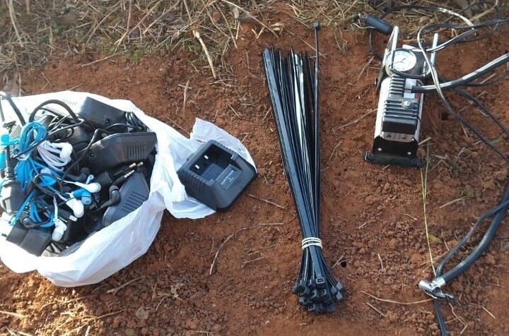 Criminosos também abandonaram materiais na fuga