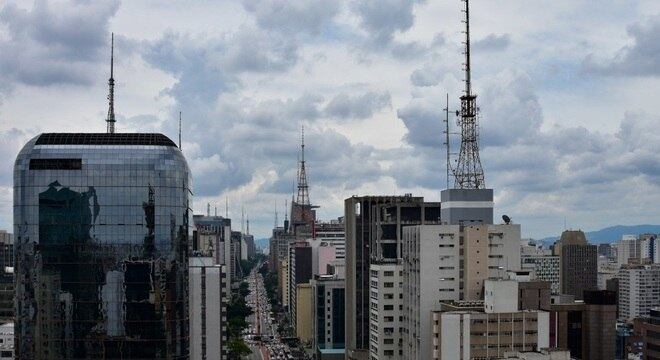 Máxima deve atingir os 32°C, enquanto mínima fica em torno dos 21°C