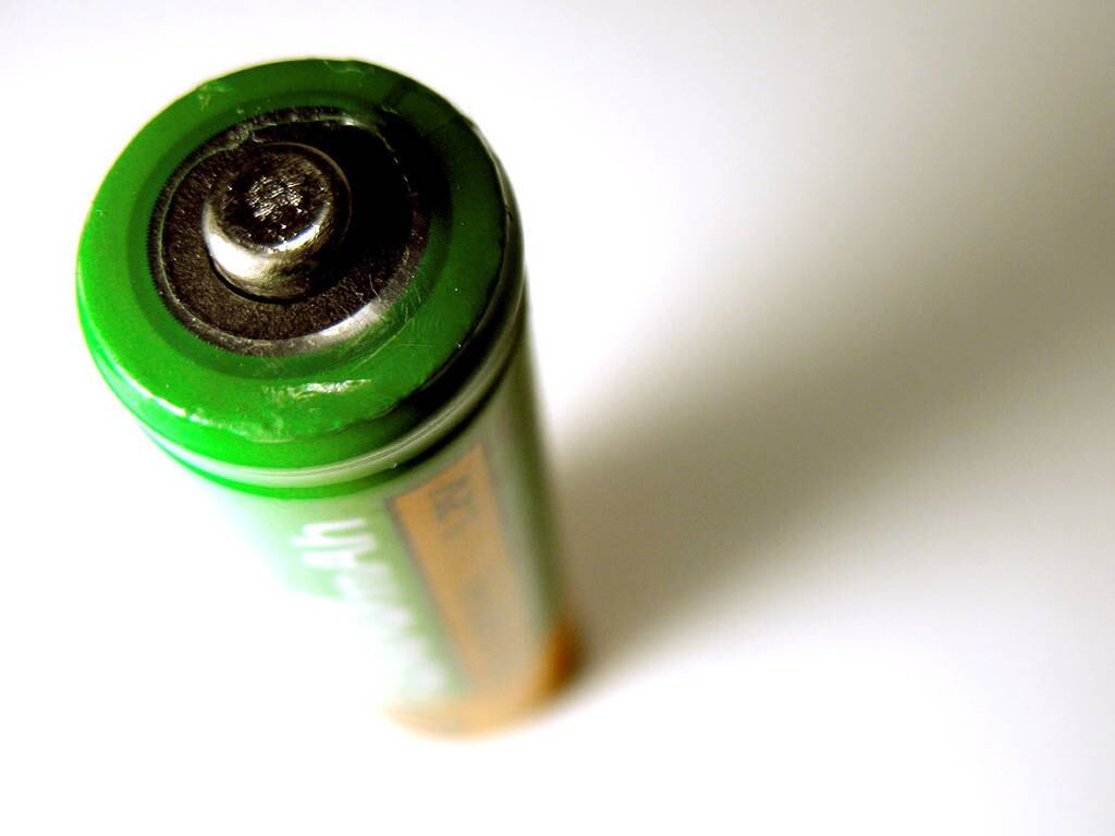 A bateria do novo iPhone promete ser 25% mais potente que a das antigas versões, com 2.915 mAh. Um dos possíveis motivos para esse “upgrade” da bateria é o fato da tela do aparelho ser maior, aumento o gasto de energia