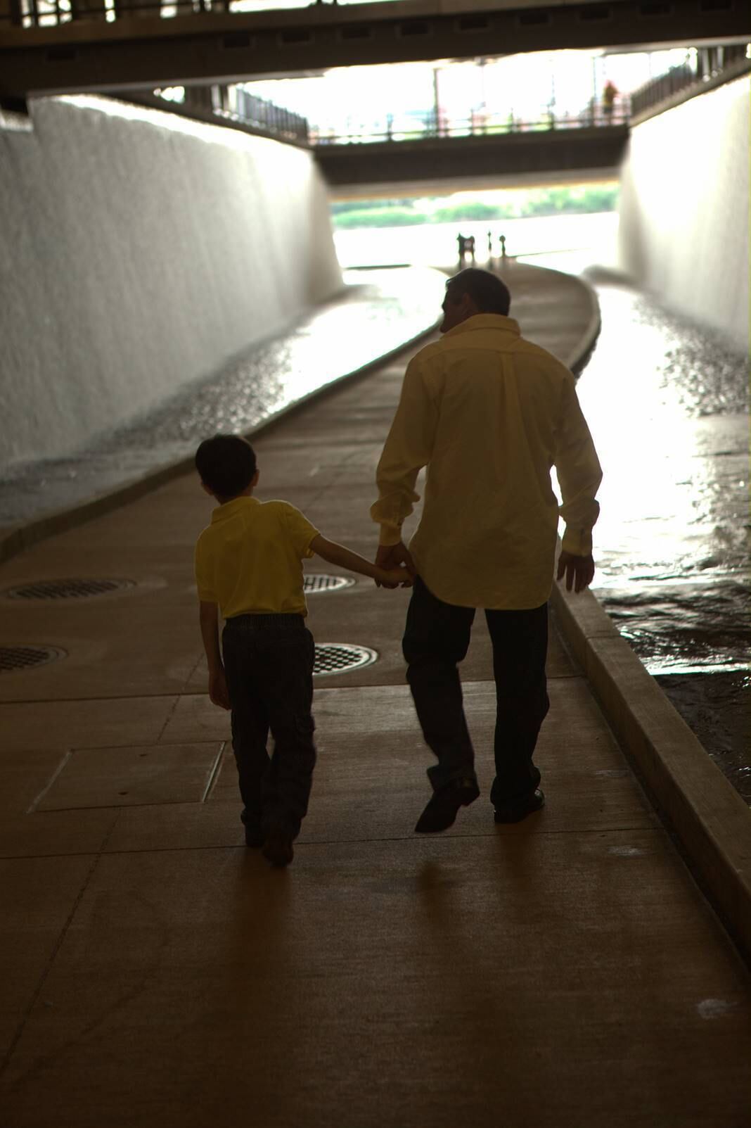 R7 — Por que você resolveu publicar o livro? Qual é a mensagem que gostaria de passar para as pessoas? 

Idário Nogueira dos Santos — A obra não só conta a nossa história, mas também é uma lição de vida e mostra o trabalho que a gente faz para ajudar outras famílias brasileiras que sofrem do mesmo mal. Logo depois que meu filho foi curado, resolvi criar uma página em uma rede social para divulgar que a doença que o acometeu, chamada Doença do Xarope de Bordo na Urina, tem cura e que o protocolo usado no Brasil é ultrapassado. Além disso, minha intenção é orientar outras famílias que vivem o mesmo drama
