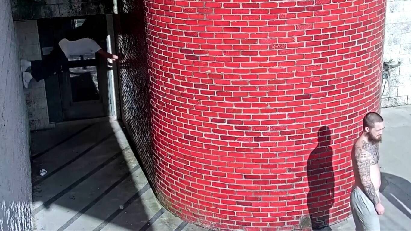 O Conselho Prisional do Condado de Chester, que administra a prisão da qual o brasileiro Danilo Cavalcante fugiu, no fim de agosto, aprovou um investimento de até US$ 3,5 milhões (R$ 17 milhões) para reforçar a segurança no local. O criminoso, que escalou as paredes da unidade prisional e escapou pelo telhado, foi condenado à prisão perpétua por assassinar a ex-namorada com 38 facadas, na frente dos dois filhos dela, em 2021