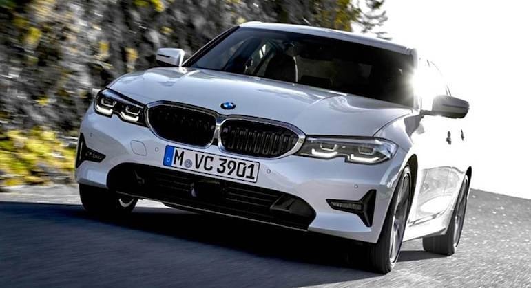 Sedã também recebeu o sistema park assist