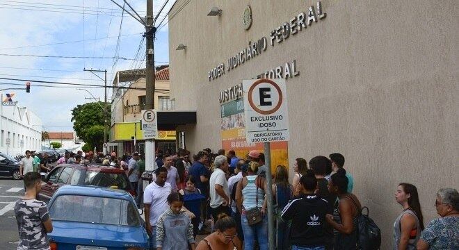 Fila para o cadastro de biometria na cidade de Marília
