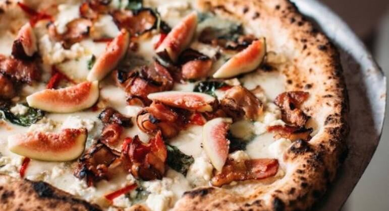 Opção classuda para quem adora ousar, até na pizza: A Ciao Pizzeria, em Pinheiros, na capital paulista, fez uma combinação inusitada na redonda batizada de Bacon, Fico e Miele. A pizza é coberta com muçarela fior di latte, gorgonzola, ricota fresca, parmesão, pimenta dedo-de-moça, manjericão fresco, bacon fatiado, figo fresco e mel. É mole? Boa para impressionar o par numa noite especial
