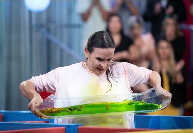 O último episódio do reality Made In Japão, que foi ao ar no sábado (27), combinou adrenalina e emoção! A prova Porquinhos Tontos desafiou os finalistas a percorrerem um grande circuito, carregando líquidos com o objetivo de chegar ao recipiente final. Confira como foi o desafio que consagrou Richarlyson o vencedor do prêmio de R$ 500 mil!