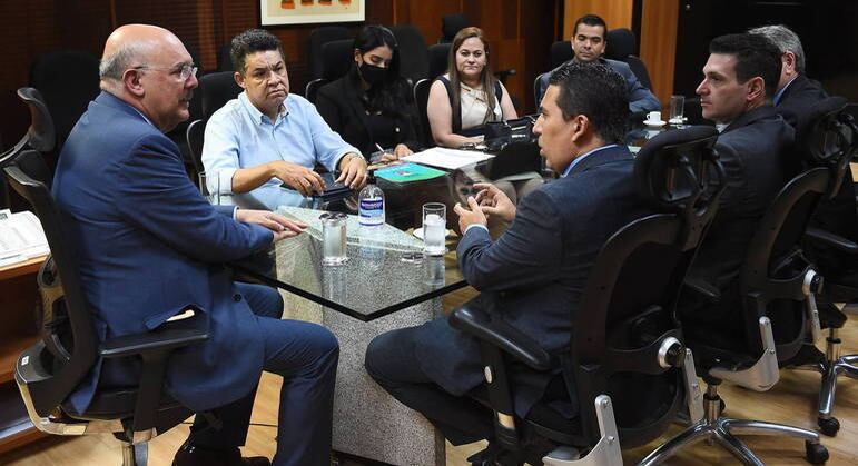 O ministro Milton Ribeiro em reunião com o pastor Arilton Moura, de camisa azul-clara