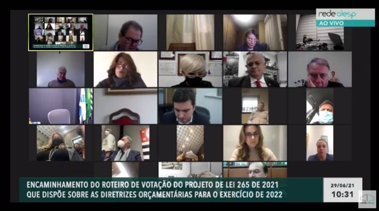 A Alesp (Assembleia Legislativa do Estado de São Paulo) aprovou,
em votação realizada nesta terça-feira (26), as diretrizes para a execução do
orçamento estadual para 2022. Agora, o projeto segue para sanção ou veto,
total ou parcial, do governador João Doria (PSDB).

O projeto da LDO inclui incluídas 11 emendas parlamentares e 13
subemendas, que podem garantir para o próximo ano, mais recursos e
investimentos para a saúde, para universidades públicas estaduais como USP,
Unicamp e Unesp