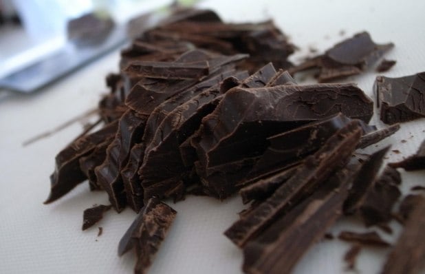 Chocolate diet
Mas e o chocolate diet? Ela também não ajuda a diminuir o
colesterol? A resposta é não. Essa é uma das dúvidas que é muito recorrente e
acaba enganando muita gente por causa do nome. Segundo a professora da Unifesp, apesar do chocolate diet ter um definição que sugere que o produto possua menos gordura, é preciso ter cuidado porque ele, na verdade, faz o efeito contrário de quem quer emagrecer.