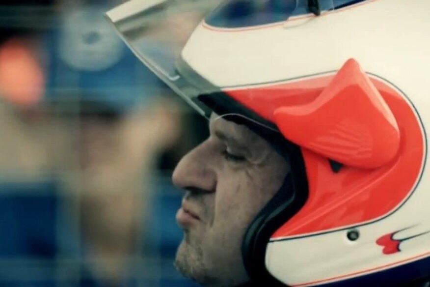 A Volvo aproveitou que os principais concorrentes do V40 são alemães para promover uma brincadeira em seu último comercial. A marca contratou o ex-piloto de Fórmula 1 Rubens Barrichello para correr contra "os alemães" Audi A3, BMW Série 1 e Mercedes Classe A. A corrida começa bem, mas o brasileiro perde de novo e de uma maneira inusitada. Saiba mais