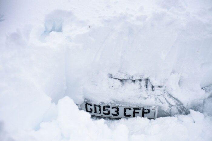 Muitos moradores da Escócia tiveram seus carros cobertos pela nevasca. Também foram registrados dezenas de acidentes rodoviários.