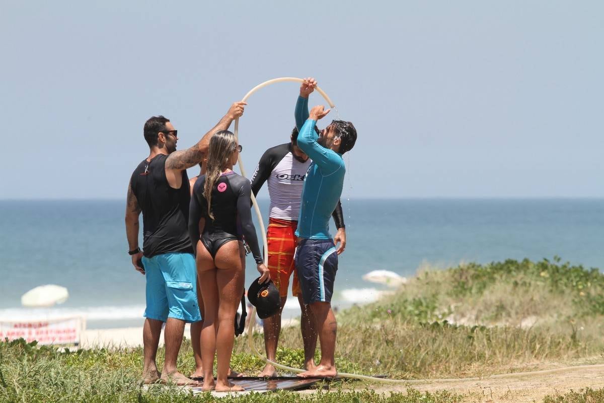 Bruno Gagliasso e Ricardo Pereira praticam stand up paddle na praia da Barra da Tijuca, no Rio