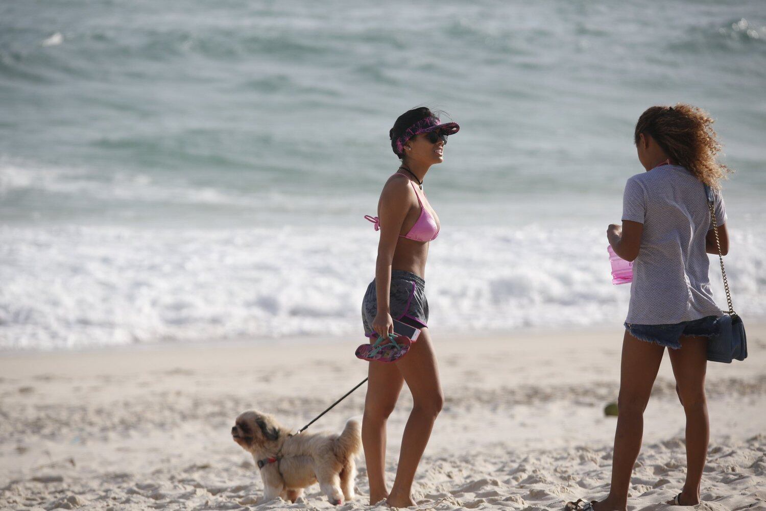 Munik mostra suas novas próteses de silicone em dia de praia no Rio