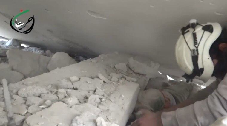 As equipes de resgate tentam fazer uma alavanca para
levantar a coluna e poder libertar o garoto.