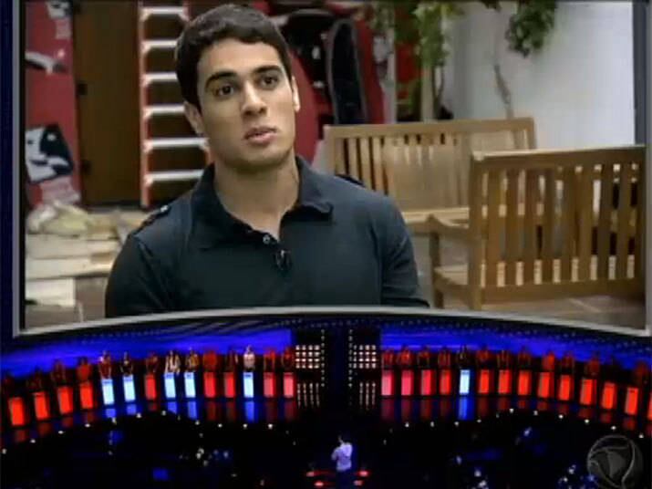 — Sou bem caseiro e não sou de balada. Curto ficar em casa na Internet, gosto de ver TV

+ Vídeo: Cuidados com o corpo conquistam mulherada e Eliedson se dá bem

+ Siga o Me Leva Contigo no Twitter

+ Curta o Me Leva Contigo no Facebook
